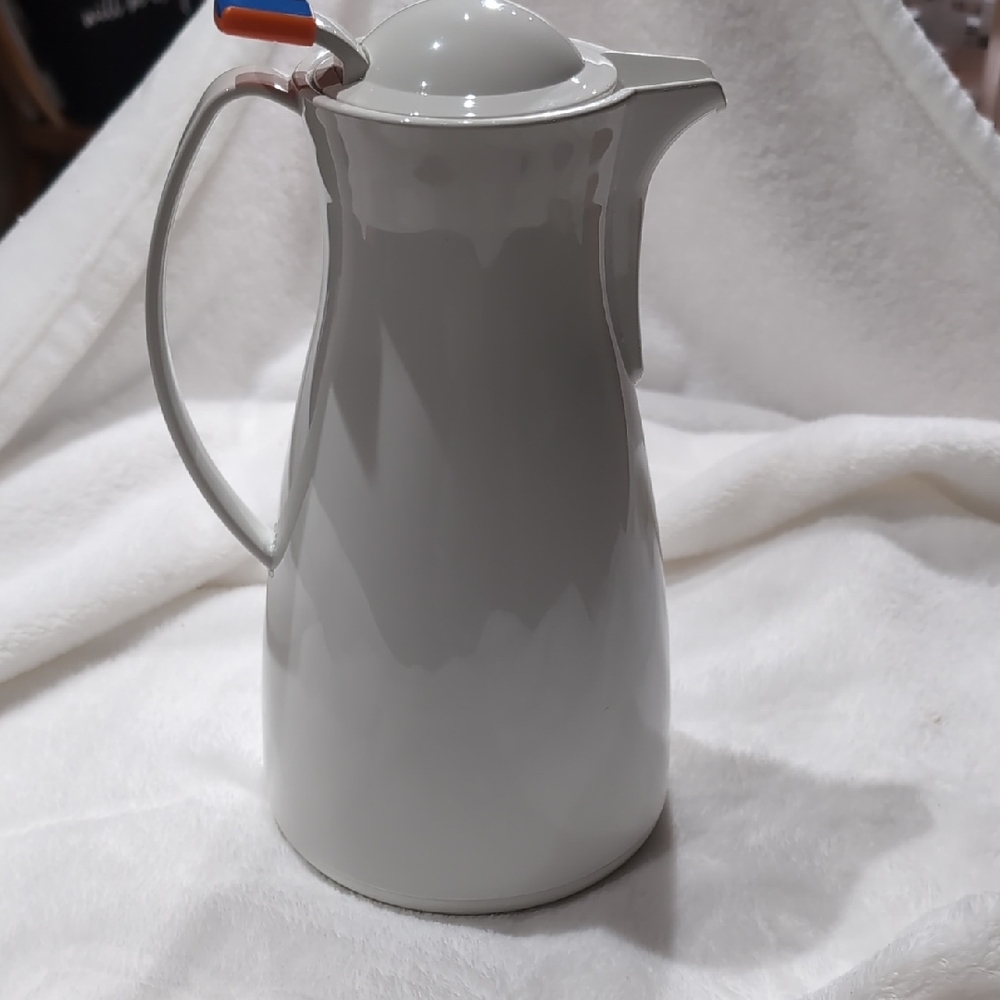 Pampered Chef White Thermal Carafe